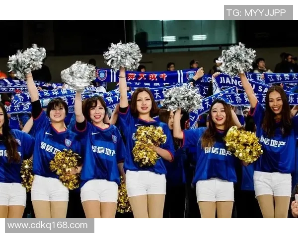 足球场上的魅力与激情采访美女记者与足球明星的精彩瞬间