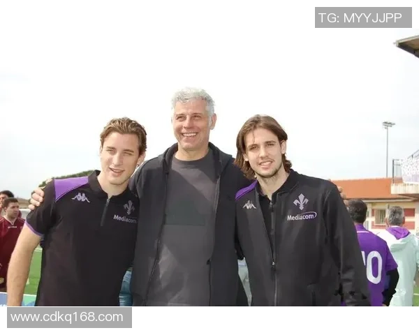 外国足球明星同框合影展现友谊与激情的瞬间回顾