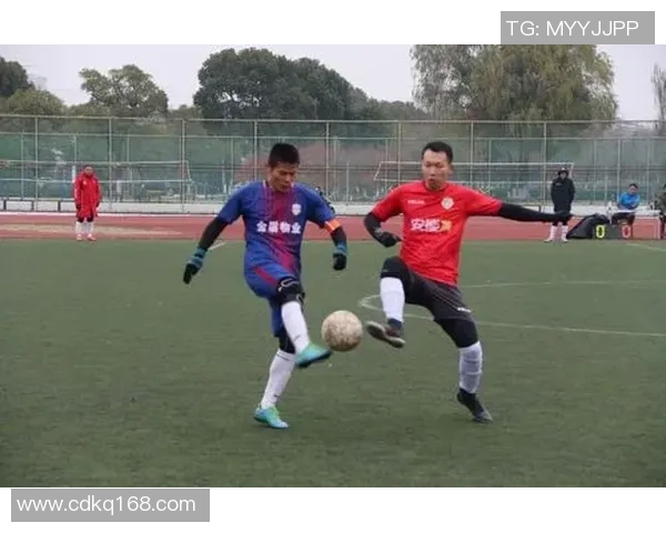 足球明星父亲遭遇抢劫惊险瞬间视频曝光引发广泛关注与讨论